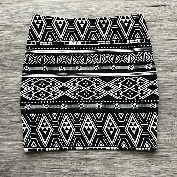 H&M Black and White Aztec Print Pencil Skirt Size S - Picture 7 of 7
